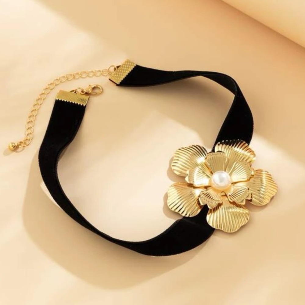 Gold tone  flower choker